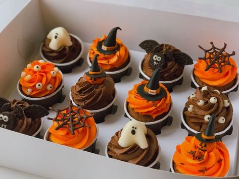 Healthy Halloween Snacks & Treats Which Kids Will Love - RecipeMagik Postres Halloween Ideas, Autumn Birthday Cake, Halloween Cupcake Design, Haloween Cakes, Halloween Food Cupcakes, Halloween Deserts, Halloween Cake Decorating, Spooky Decorations, Healthy Halloween Snacks