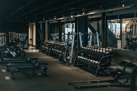 Gym Landscape, Dark Gym Aesthetic, Gym Architecture, Commercial Gym Design, Fitness Center Design, Home Made Gym, Sports Facility, Gym Business, Dream Gym