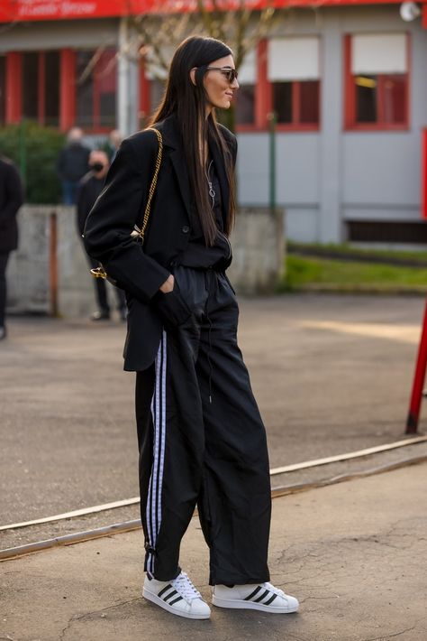 Sport Street Style, Looks Adidas, Uzun Boy, Look Adidas, Sporty Street Style, Milan Fashion Week Street Style, Outfit Streetwear, Adidas Outfit, Sport Style