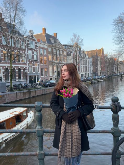 #aesthetic #inspo #flowers #tulips #amsterdam #ootd #pinterestinspo August Outfits, Flowers Tulips, Insta Ideas, Beautiful Aesthetic, Amsterdam Travel, Instagram Pictures, Holland, Tulips, Amsterdam