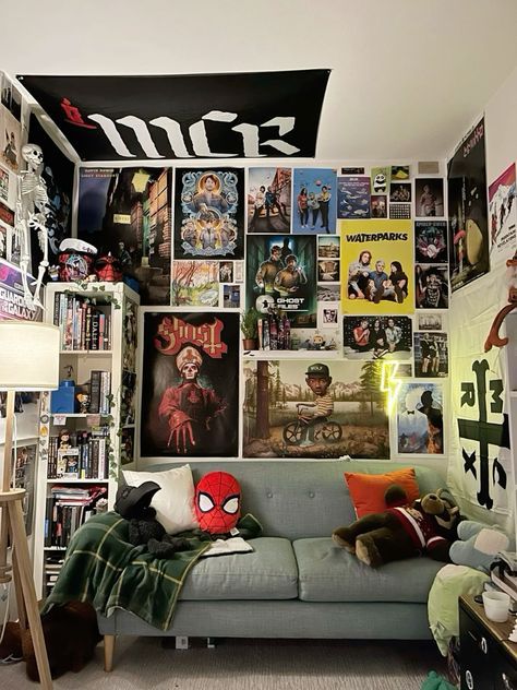 Room Inspo Guys, Comic Bedroom, Dorm Wall Decor Ideas, Dark Room Decor, Diy Dorm, Lord Farquaad, Cool Room Decor, Chill Room, Dorm Wall Decor