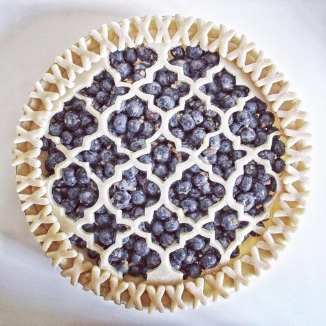 Hump day calls for PIE, and lots of it! @fortyninefigs' Blueberry-Grand Marnier Pie⁠ is almost too perfect to eat! Emphasis on *almost* 😉  #baking #blueberrypie #blueberries#boozybaking #pie #summer#treatyoursefl #prettyfood#piecrustinspo #bakingideas⁠⁠⁠ Grand Dessert, Creative Pie Crust, Pretty Pie Crust, Fancy Pie Crust, Pie Crust Art, Creative Pies, Decorative Pie Crust, Pie Art, Pie Crust Designs