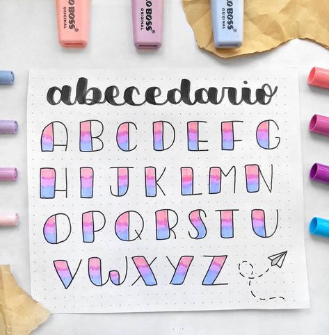 studygram.blogs⭐🖊 on Instagram: “Idea de abecedario💜🗒 Espero que les guste💕💙 Tags✨ #studygram #studies #titles #estudios #titulos #apuntes #apuntesbonitos #studyroom…” Bullet Journal Lettering Alphabet, Easy Calligraphy Alphabet Fonts, Highlighter Lettering, Letras Aesthetic, Idee Username, Cute Lettering, Hand Lettering Alphabet Fonts, Organizator Grafic, Lettering Styles Alphabet