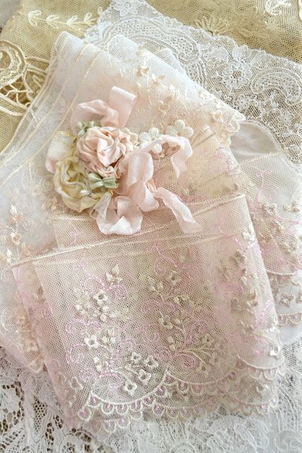 Estilo Shabby Chic, Linens And Lace, Pearl And Lace, Lace Ribbon, Antique Lace, Lace Embroidery, Look Vintage, Ribbon Embroidery, Shabby Chic Decor