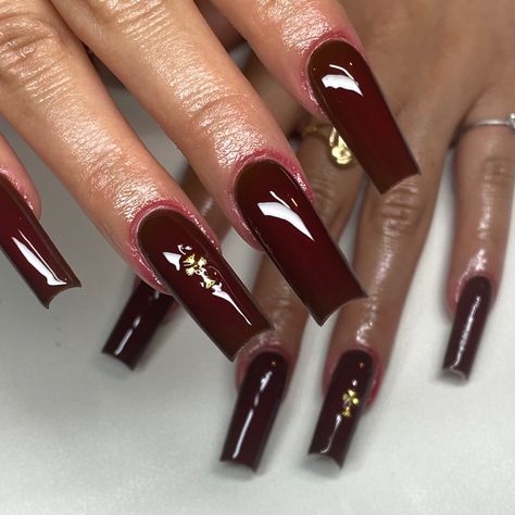 Wine Nails Acrylic, Brown Aura Nails, Lana Del Rey Nails, Cherry Wine Nails, Red Nails Inspo, Red Coffin Nails, Red Coffin, Red And Gold Nails, Dark Red Nails