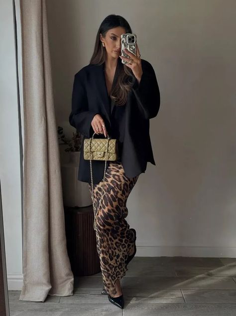 Elegant Animal Print Outfit, Leopard Satin Skirt Outfit, Leopard Print Maxi Skirt Outfit, Leopard Maxi Skirt Outfit, Satin Skirt Outfit Summer, Leopard Print Skirt Outfit, Leopard Maxi Skirt, Leopard Print Maxi Skirt, Leopard Maxi Skirts