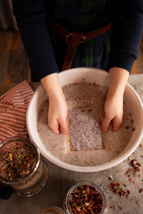 How to Make Handmade Floral Paper: Recycled Craft Ideas Paper Making Ideas Homemade, Handmade Paper Diy, Handmade Paper Ideas, How To Make Paper At Home, Paper Pulp Craft, Paper Making Diy, Paper With Dried Flowers, Sustainable Crafts, Activity Stations