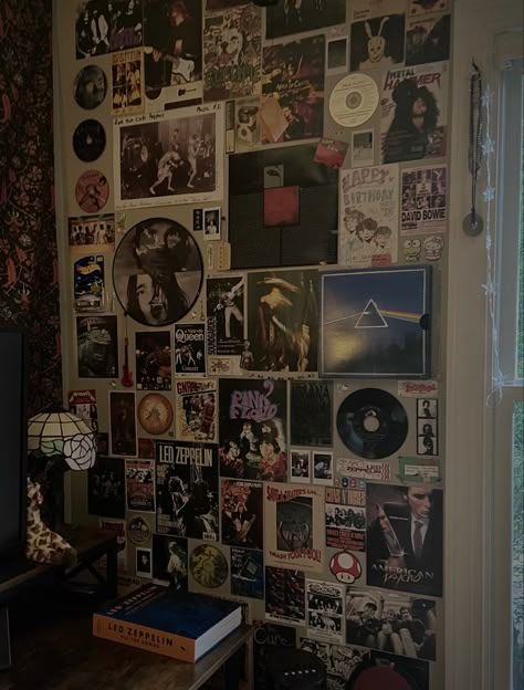 Grunge Core Bedroom, Band Posters On Wall Bedroom Aesthetic, 80s Rock Room Ideas, Music Bedroom Aesthetic Vintage, Room Inspiration Bedroom Grunge, Room Inspiration Grunge, Rock N Roll Aesthetic Bedroom, Grunge Teen Room, Grunge Dorm Room