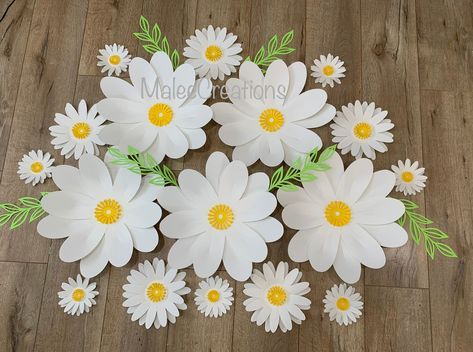 These daisies are a great way to decorate for your daisy theme party. This listing includes : 5 large - 13-14 inch diameter 5 medium- 8 inch diameter 7 small. - 5.5 inch Leaves. Flowers are fully assembled and ready to use. Colors can be customized. Please message me prior to ordering. This set come as individual flowers and leaves, so you can arrange them however you like. All paper flowers are handcrafted and unique, the size and the shape will differ slightly. Daisy Backdrop, Paper Plate Masks, Paper Daisies, Daisy Baby Shower, Daisy Birthday, Diy Spring Crafts, Paper Flowers Wedding, Paper Flower Crafts, Tiny Hands