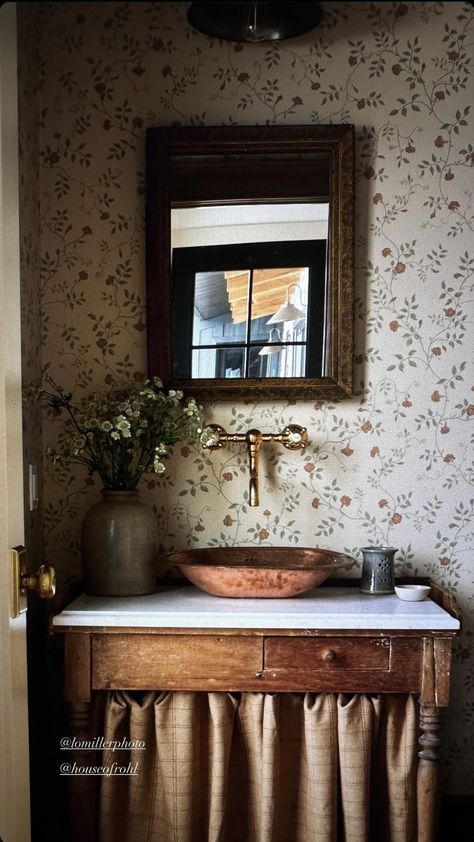 Cottage Bath, Cottage Bathroom, Country Bathroom, Rustic Bathrooms, House Goals, Interior Inspo, House Inspo, Beautiful Interiors, Bathroom Renovation