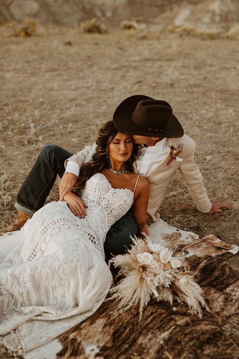 Cowboy Wedding Ideas, Bohemian Western Wedding, Wedding Ideas Western, Fall Western Wedding, Western Groom, Wedding In Montana, Country Wedding Pictures, Country Western Wedding, Country Wedding Photos