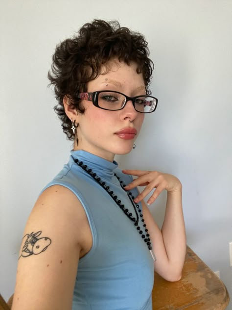 Glasses Hairstyles, Bayonetta Glasses, Summer Fall Outfits, Indie Summer, Hairstyles Pixie, Photography Poses Ideas, Curly Hair Accessories, Looks Aesthetic, Hairstyles With Glasses