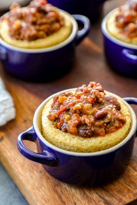 Chili Bowl Recipe, Cornbread Bowl, Smoked Chili Recipe, Cornbread Chili, Chili Cornbread, Smoked Chili, Bread Bowl Recipe, Favorite Chili Recipe, Chili And Cornbread