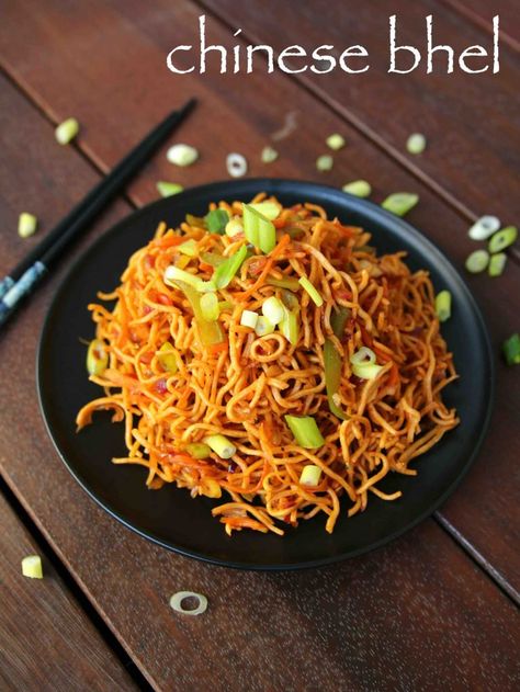 crispy noodle salad Breakfast Ideas Vegetarian, Crispy Noodle Salad, Chinese Bhel, Bhel Recipe, Indo Chinese Recipes, Desi Street Food, Crispy Noodles, Mumbai Street Food, Indian Street Food Recipes