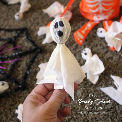 Ghost Suckers, Halloween Edible Crafts, Simple Diy Crafts, Halloween Classroom Treats, Diy Halloween Treats, Ghost Crafts, Rainbow Diy, Ghost Diy, Inexpensive Crafts