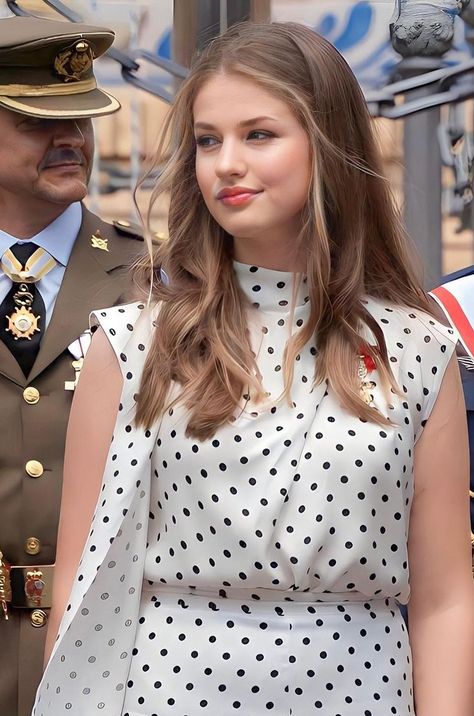 Princes Leonor, Leonor Princess, Leonor Princess Of Asturias, Pictures Of Princesses, Princess Of Spain, Fairytale Aesthetic, Humanitarian Work, Royal Beauty, Princess Leonor