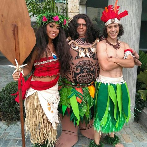 Inspiration & Accessories: DIY Moana Maui Halloween Couple Costume Idea - #MondayParty as an enterteiner with my beautiful Team @realshows #RealShows #DonProps #MoanaCosplay #MauiCosplay #DisneyParty #cosplaycommissions #DisneyCosplayers #Cosmaker #Caracas #Venezuela Moana Group Costume, Hawaiian Costume Ideas, Moana Villagers Costumes, Moana And Maui Halloween Costumes, Moana Couple Costume, Moana Adult Costume, Diy Moana Outfit, Moana Outfit Ideas, Moana Inspired Outfits