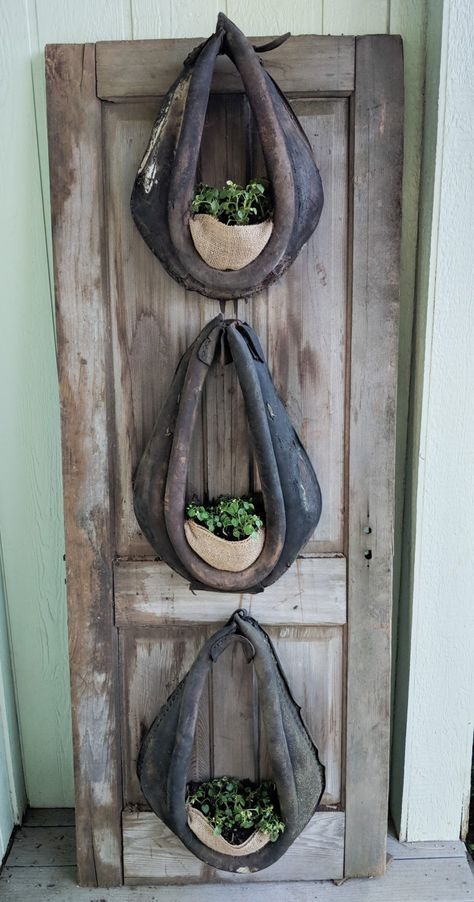 Horse Collar Planter | Rustic and Re-purposed Decor Patio Decor Inspiration, Porch Planter Ideas, Rustic Country Wedding Decorations, Dekoratívne Vence, Diy Horse, Rustic Patio, Porch Planters, Rustic Porch, Country Wedding Decorations