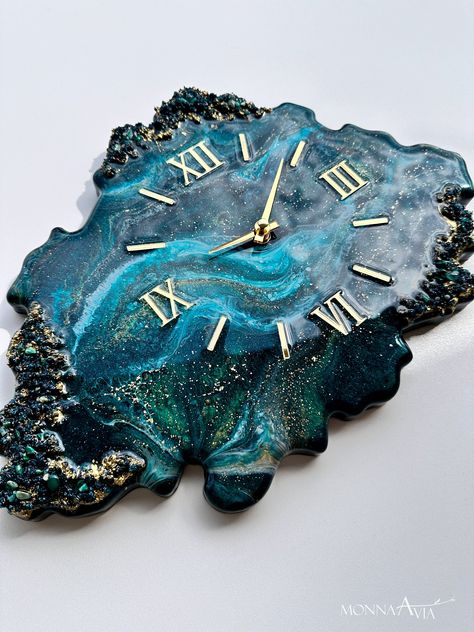 Resin geode clock with natural stones is an elegant, unique and beautiful decor that blends harmoniously with any interior design of the living room, bedroom, kitchen and other rooms. Also, handmade epoxy resin clocks will be a wonderful gift for your friends and loved ones for anniversaries, birthdays, weddings and housewarmings. This is a unique Resin art wall art - all of our clocks are functional, stylish, and have been at the top of trends for over 10 years! In our work we use only the high Geode Clock, Diy Resin Wall Art, Stone Clock, Epoxy Resin Wall, Geode Wall, Resin Wall Clock, Geode Stone, Resin Clock, Resin Decor