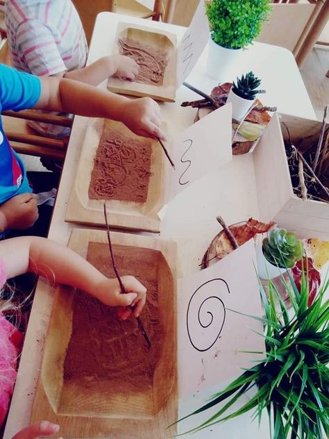 Regio Emilia Activities, Abordagem Reggio Emilia, Nature Based Classroom, Sensory Activities For Preschoolers, Reggio Inspired Classrooms, Early Childhood Activities, Jewish Crafts, Classroom Art Projects, Childcare Activities