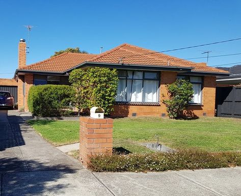 Two Tone Brick House, Orange Brick Exterior Makeover, Orange Brick House Exterior Makeover, Orange Brick House Exterior Color Schemes, Orange Brick House Exterior Colors, Orange Brick Exterior, Orange House Exterior, Orange Brick Exterior Color Schemes, Orange Brick House Exterior