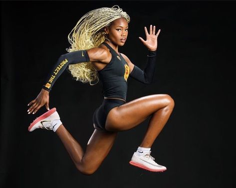 #fashion #sports #trackandfield Athletic Photoshoot, Track Uniforms, Track Senior Pictures, Track And Field Sports, Sports Photoshoot, Track Pictures, Senior Photography Poses, Cheer Poses, Short Box Braids Hairstyles