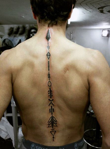 Guys Arrow Full Spine Tattoos Spine Tattoo Men, Tattoo Down Spine, Tattoos Arm Mann, Tattoos Realism, Mens Arrow Tattoo, Tato Maori, Spinal Tattoo, Art Viking, Tattoos Geometric