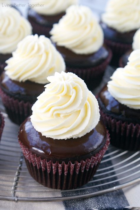 These Tuxedo Cupcakes bring together bold dark chocolate and sweet white chocolate for a dessert that's sure to please! Tuxedo Cupcakes, Frost Cupcakes, Best Cupcake, Tuxedo Cake, Tin Recipes, Fun Cupcake Recipes, Dark Chocolate Fudge, Gourmet Cupcakes, Cake Bites