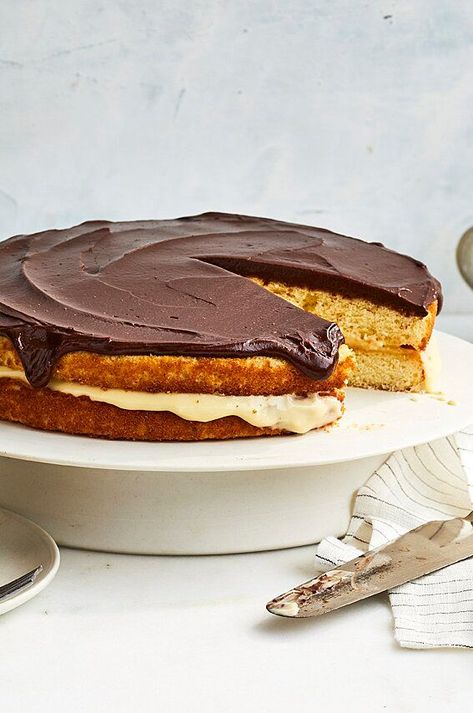 Boston Cream Pie I | "A rich creamy dessert also known as Boston Cream Cake. It is a wonderful combination of yellow cake, custard and chocolate glaze." #pie #pierecipes #dessertrecipes #pies #howtobakepie #bestpierecipes Frozen Key Lime Pie, Boston Cream Cake, American Dessert, Lebanese Desserts, Retro Desserts, American Desserts, Boston Cream Pie, Baked Alaska, Boston Cream