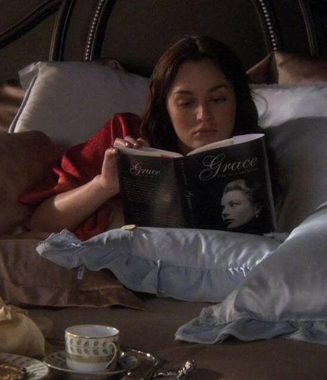 Blair Waldorf Reading, Waldorf Reading, Business Studies, Blair Waldorf, Girl Reading, Classic Literature, Gossip Girl, Art History, Psychology