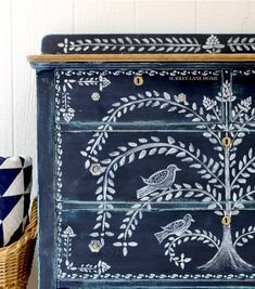 Folk Furniture, Floral Furniture, Folk Art Design, Painted Chest, Painted Furniture Ideas, Scandinavian Folk Art, Painted Dresser, Furniture Paint, Chalk Paint Furniture