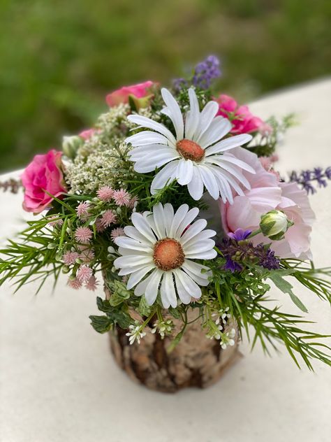 Sweet arrangement with high-quality silk flowers. The arrangement is placed in a birch wood vessel, The wood is untreated and comes from sustainable forestry and was made by hand. Decorated with loose, airy summer flowers such as poppies, chervil, daisies, roses and various meadow flowers. Lengths and heights can also be adjusted on request Just let us know by message Flowers may vary slightly depending on availability The arrangements are individually made to order and each one is unique Summer Flower Arrangements For Table, End Of Summer Flower Arrangements, Small Flower Arrangements For Tables, Real Flower Arrangements, Diy Silk Flower Arrangements, Small Floral Arrangements, Daisy Flower Arrangements, Summer Arrangements, Wood Vessel