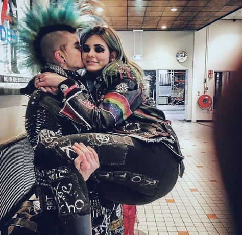 Rock Love Aesthetic, Punks In Love, Punk 80s Fashion, Punk Rock Clothes, Stile Punk Rock, 80s Punk Rock, Punk Rock Art, Colorful Punk, Punk Rock Aesthetic