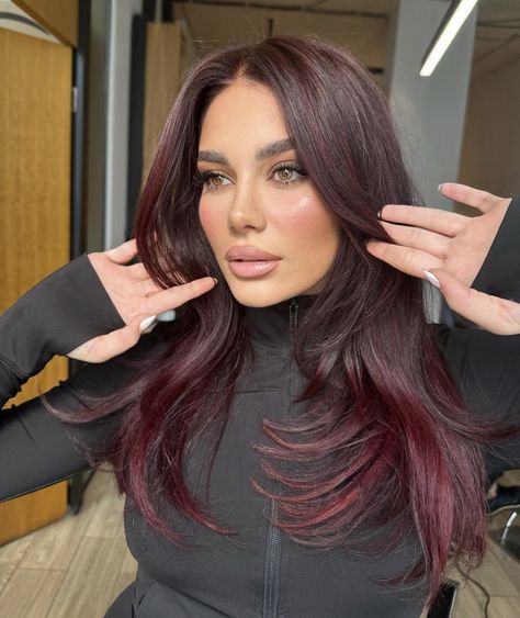 Dark Fall Hair Colors With Money Piece, Lola Tung Red Hair, Cheery Red Hair Colour, Light Red Hair Color, Pelo Color Borgoña, Cola Hair, Pelo Color Vino, Red Hair Outfits, Cherry Cola Hair