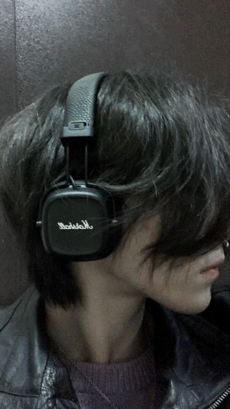 Marshall Earphones Aesthetic, Earphones Aesthetic Boy, Boy With Headphones Aesthetic, Headphones On Head, Gaming Headset Aesthetic, Marshall Headphones Aesthetic, Boy With Headphones, Earphones Aesthetic, Headphone Aesthetic