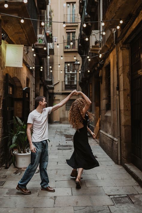 street couple shoot Barcelona City Couples Photography, Street Couple, Couples City, London Couple, Shooting Couple, Nyc Photoshoot, Wedding Fotos, Spain Wedding, Eyes Photography