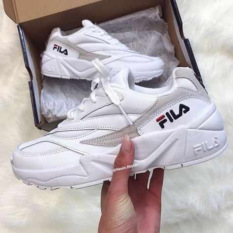 Filas🥵Cop or Drop Fila Disruptor 2, Balance Trainers, Fila Disruptor, Fila Disruptors, Fila Shoes, Outfits Streetwear, Skate Wear, Chunky Shoes, Fashion Articles