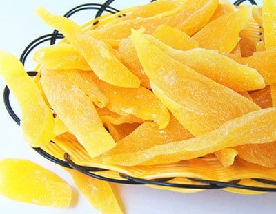 Dehydrating Mango, Fruit Dryer, Food Dehydrators, Dried Mango, Dried Berries, Dehydrated Fruit, Yummy Healthy Snacks, Dried Mangoes, Mango Recipes