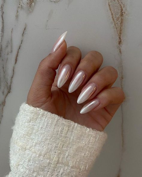 White Nail Designs for Winter 2023 - 2024 22 Ideas - Women-Lifestyle.com White Chrome Nails, Engagement Nails, Milky Nails, Chrome Nails Designs, Pearl Nails, Bridal Nails, Classy Nails, Chic Nails, Chrome Nails