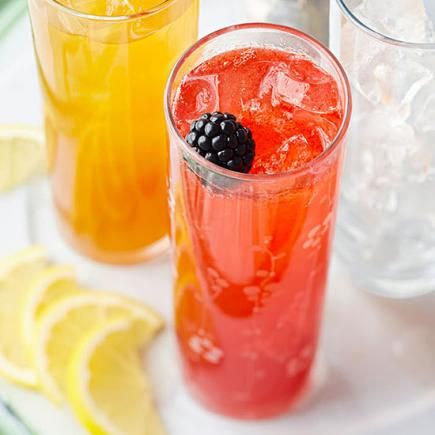 Sparkling Berry Lemonade: This fizzy pink drink is a kid-friendly, real-fruit alternative to bottled pop. For an adults-only version, add two tablespoons of rum, tequila or citrus-infused vodka to each serving or 1 to 1 1/4 cups to the batch. Berry Lemonade, Strawberry Lemonade Recipe, Spanish Appetizers, Sparkling Lemonade, Make Ahead Appetizers, Pink Drink, Infused Vodka, Summer Appetizer, Lemonade Recipes