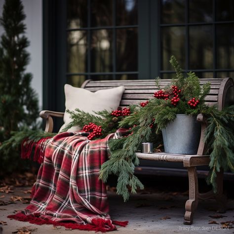 Natal Country, Christmas Outdoors, Outside Christmas Decorations, Christmas Decorating Ideas, Front Porch Christmas Decor Ideas, Porch Christmas Decor Ideas, Porch Christmas Decor, Front Porch Christmas, Christmas Decor Ideas Diy