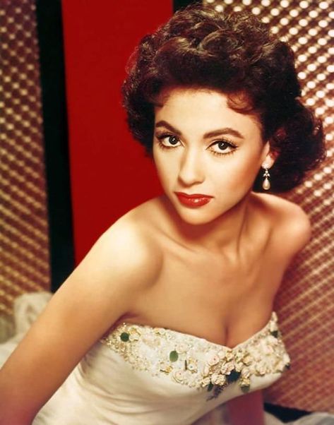 Young Rita Moreno: Glamorous Photos That Defined Her Fashion Style In The 1950s And 1960s  #ritamoreno #classicforeignactress #puertoricaactress #classichollywood #oldhollywood #classichollywoodfilmstars #classichollywoodactress #classichollywoodglamour #oldhollywoodstars #oldhollywoodactress #oldhollywoodglamour #perfection #gorgeous #glamorous #beautiful Puerto Rican Actresses, Edward Wilding, Stars D'hollywood, Rita Moreno, Porto Rico, Actrices Hollywood, Sophia Loren, Hollywood Glam, Old Hollywood Glamour