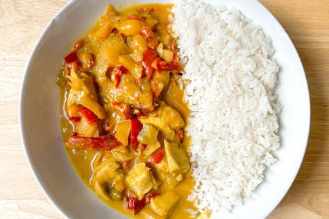 I Make This 4-Ingredient Trader Joe’s Chicken Curry for Dinner Once a Week Trader Joes Curry, Italian Chicken Sausage, Ginger Pork, Rice Bowls Recipes, Homemade Tacos, Frozen Veggies, Organic Chicken, Curry Chicken Recipes, Simply Recipes