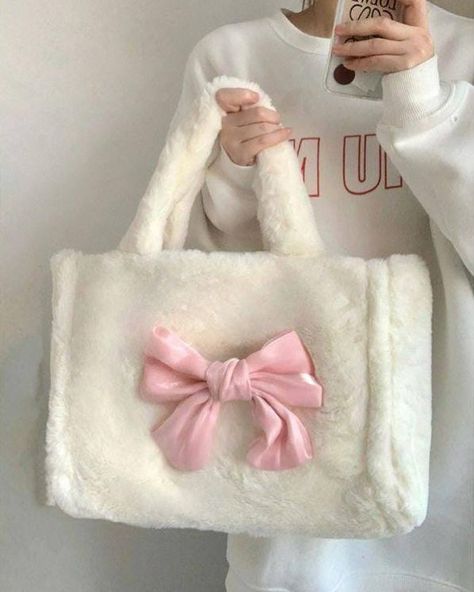 ᶻ 𝗓 𐰁 Bow shoulder bag ᶻ 𝗓 𐰁 Price- 1100 + shipping Dm to order Imported Takes 4-7 weeks to deliver once preorders are submitted . . . #bow #bag #shoulderbag #imported Aesthetic Plush, Bow Tote Bag, Fuzzy Bag, Harajuku Aesthetic, My Style Bags, Soft Pattern, White Shoulder Bag, Plush Bags, Tas Fashion