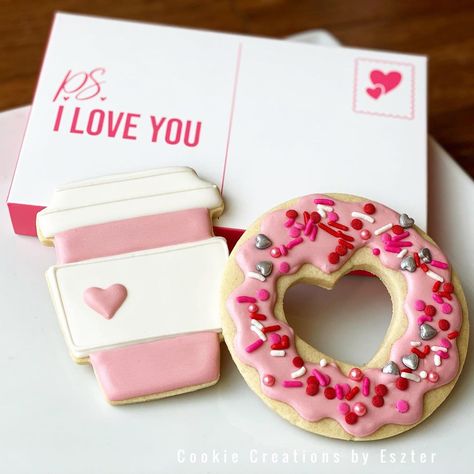 Cookie Creations By Eszter on Instagram: “I love you more then coffee and donuts 🍩  Show your love with this adorable set this Valentine’s Day!  #vdaycookies #vday…” Valentine’s Day Cookies Royal Icing, Valentine Cookie Sets, Valentines Day Cookie Sets, Valentines Sugar Cookies Decorated, Valentine’s Day Cookies Decorated, Valentines Cookies Decorated, Seasonal Cookies, Smores Valentines, Grinch Ideas