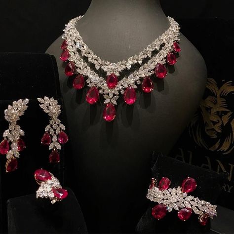 Jewellery Set Diamond, Jewellery Ruby, Expensive Necklaces, White Diamond Jewelry, Red Diamonds, Ruby Set, Diamond Jewelry Set, Diamond Jewelry Necklace, Jewellery Sets