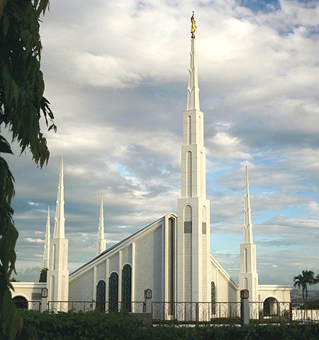 Manila, Filipinas Regions Of The Philippines, Philippine Holidays, Lds Temple Pictures, Mormon Temples, Temple Pictures, Church Pictures, Exotic Beaches, Mormon Temple, Lds Church