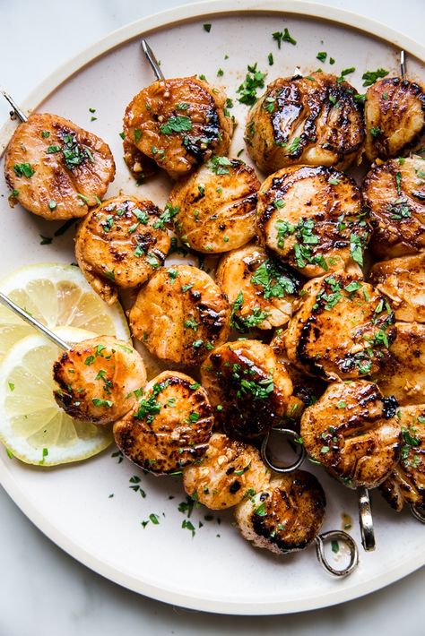 Grilled Scallops Recipe, Grilled Sea Scallops, Cook Scallops, Luxurious Dinner, Frozen Scallops, Scallops Recipe, How To Cook Scallops, Summer Seafood Recipes, Grilled Scallops