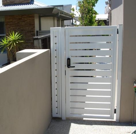 Modern Garden Gate, Gate And Fence Ideas, House Door Design, Gated Garden, Wood Garden Gate, Mid Century Beach House, Slat Fencing, Modern Gates, Hamptons House Exterior