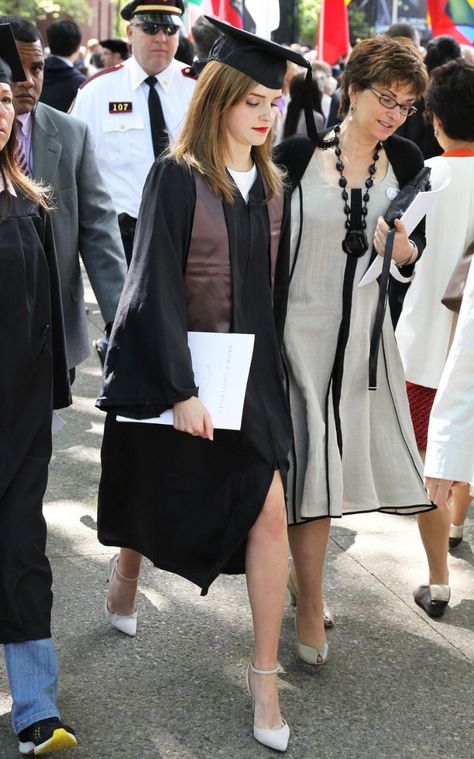 Mother's look? Emma Watson graduates from Brown University in 2014 University Graduation Outfit, Outfit Graduacion, Caps And Gowns, Graduation Outfits For Women, Graduation Dress College, Graduation Look, Short Graduation Dresses, Emma Watson Style, Graduation Picture Poses